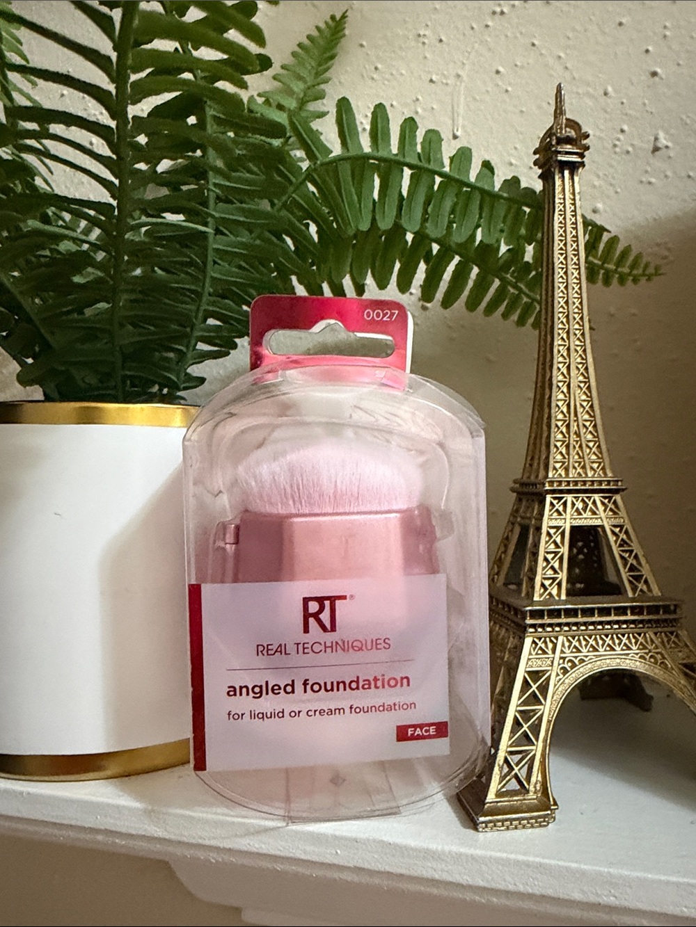 Real Techniques Small Angled Foundation Brush - Light Pink